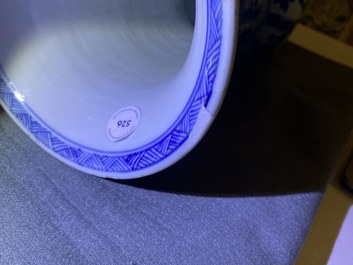 Een Chinese blauw-witte 'yenyen' vaas met landschappen en florale panelen, Kangxi